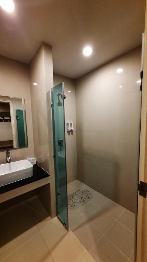 Leosor Hotel Накхонратчасима Экстерьер фото