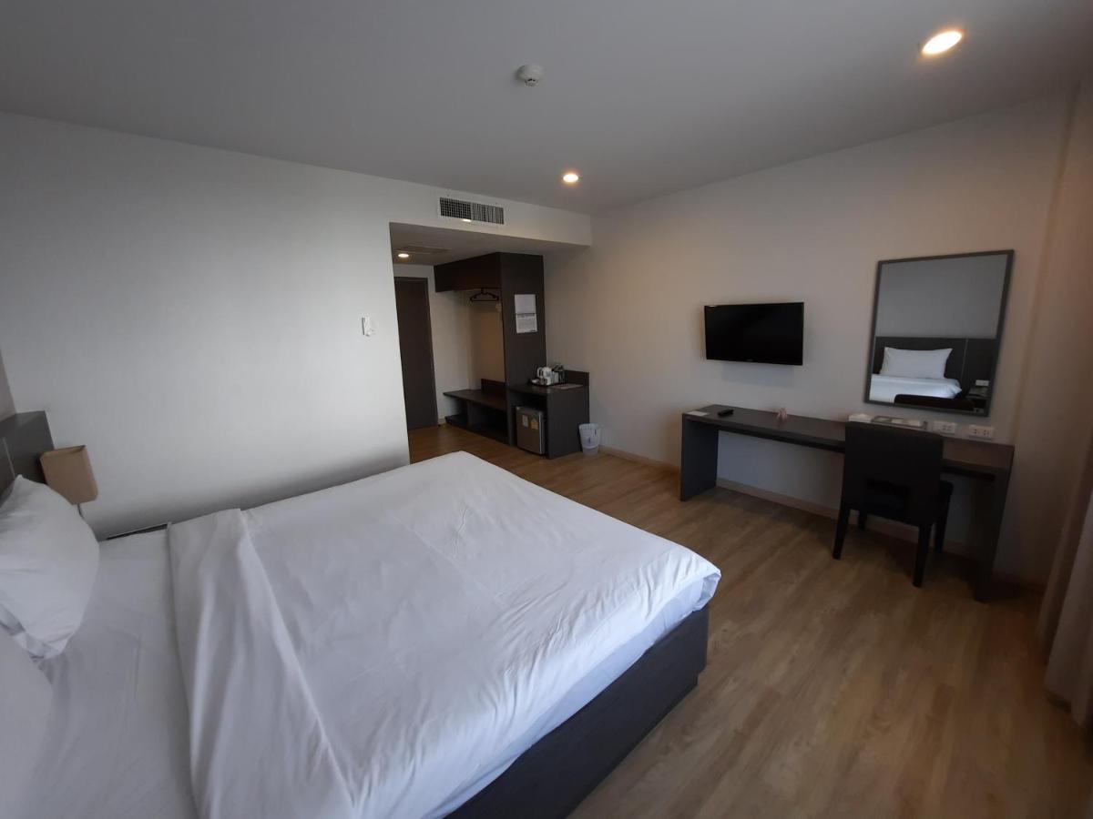 Leosor Hotel Накхонратчасима Экстерьер фото