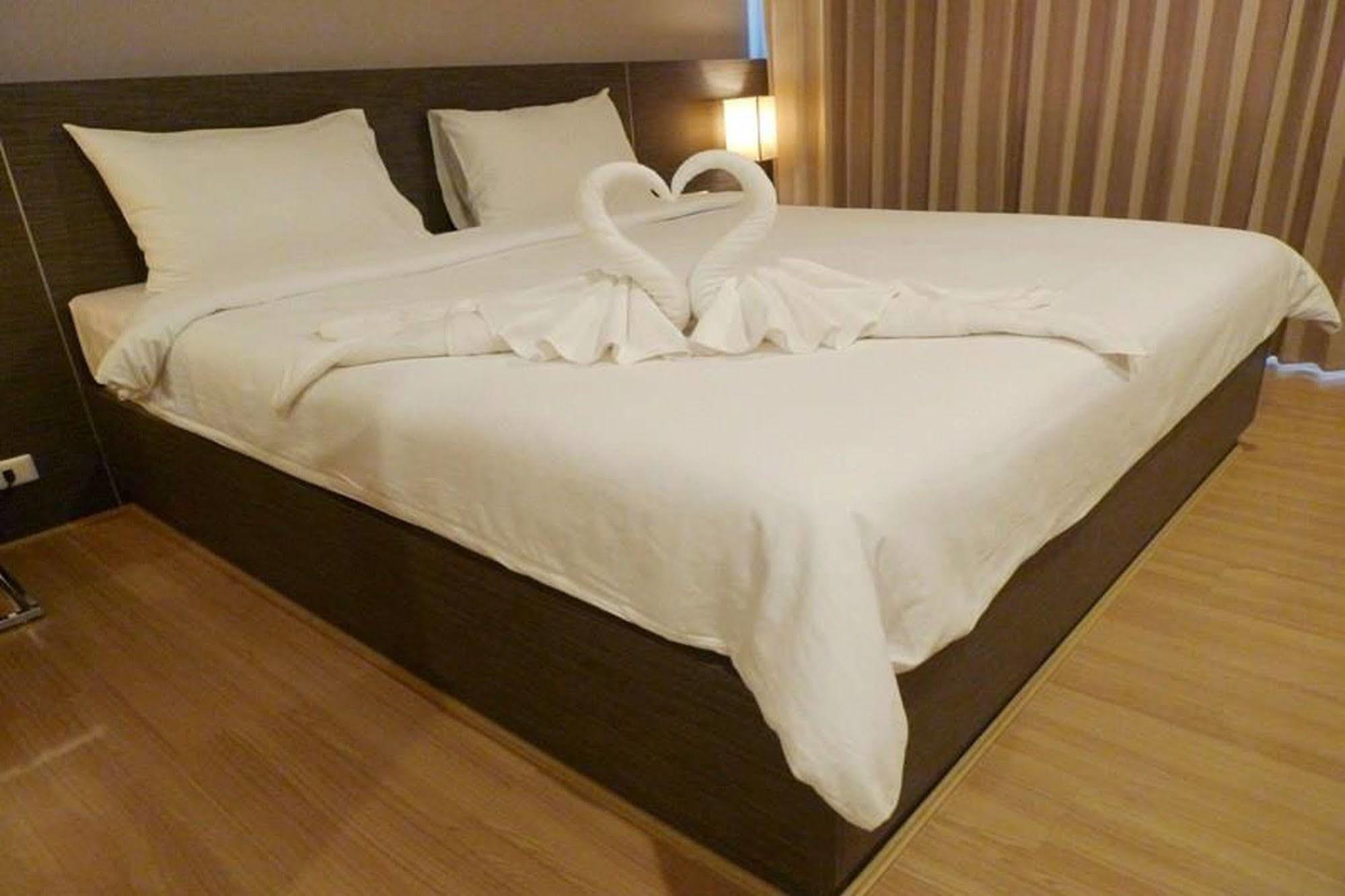 Leosor Hotel Накхонратчасима Экстерьер фото
