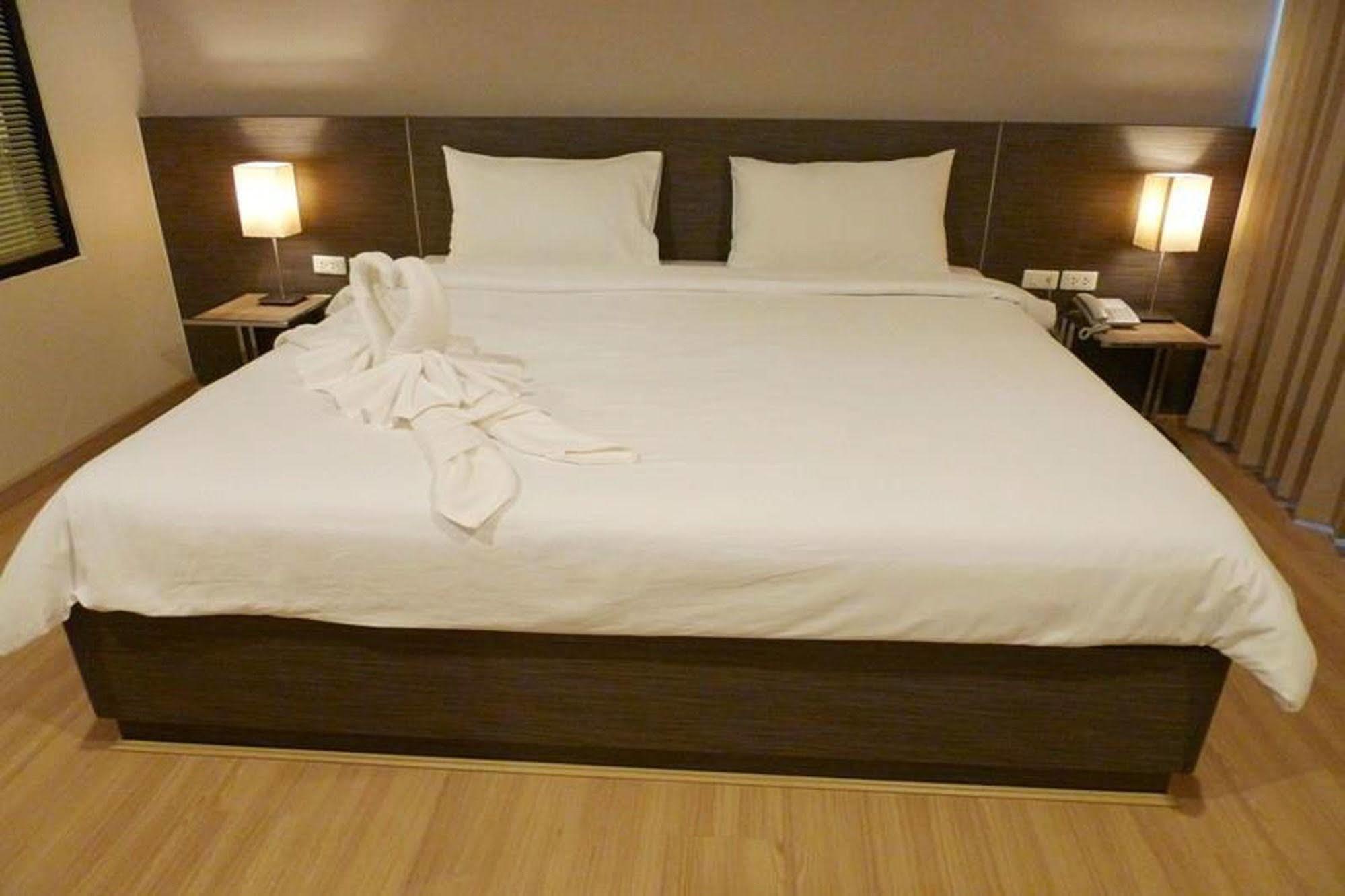 Leosor Hotel Накхонратчасима Экстерьер фото