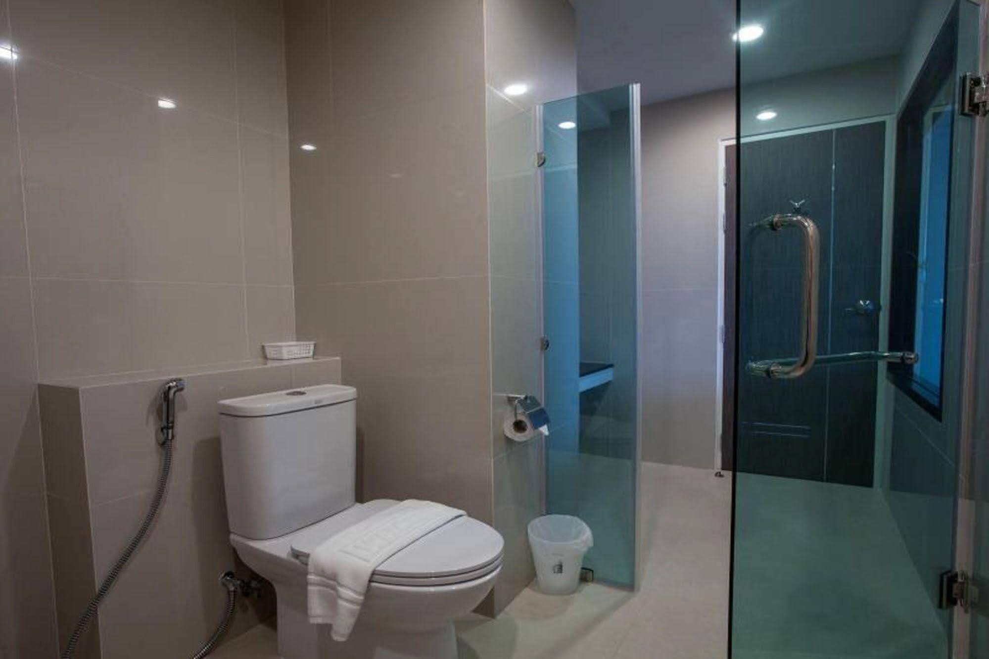 Leosor Hotel Накхонратчасима Экстерьер фото