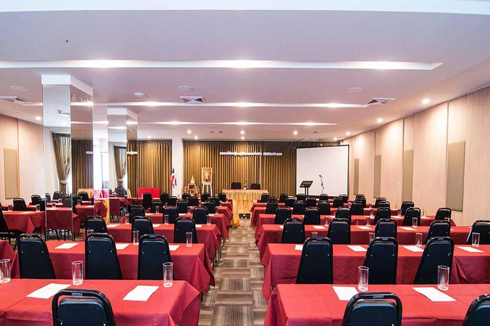 Leosor Hotel Накхонратчасима Экстерьер фото