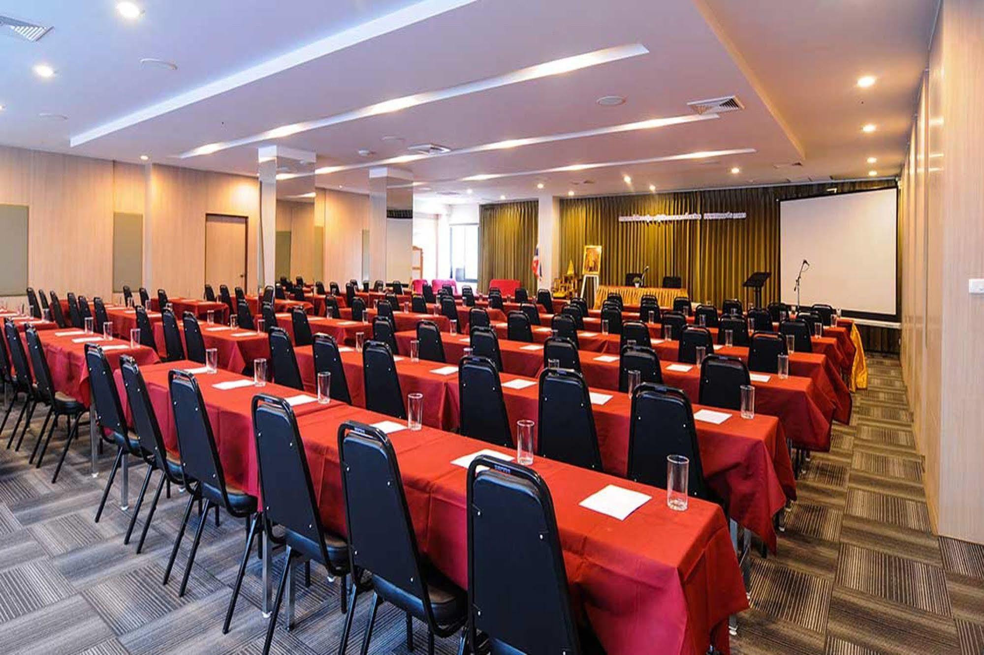 Leosor Hotel Накхонратчасима Экстерьер фото