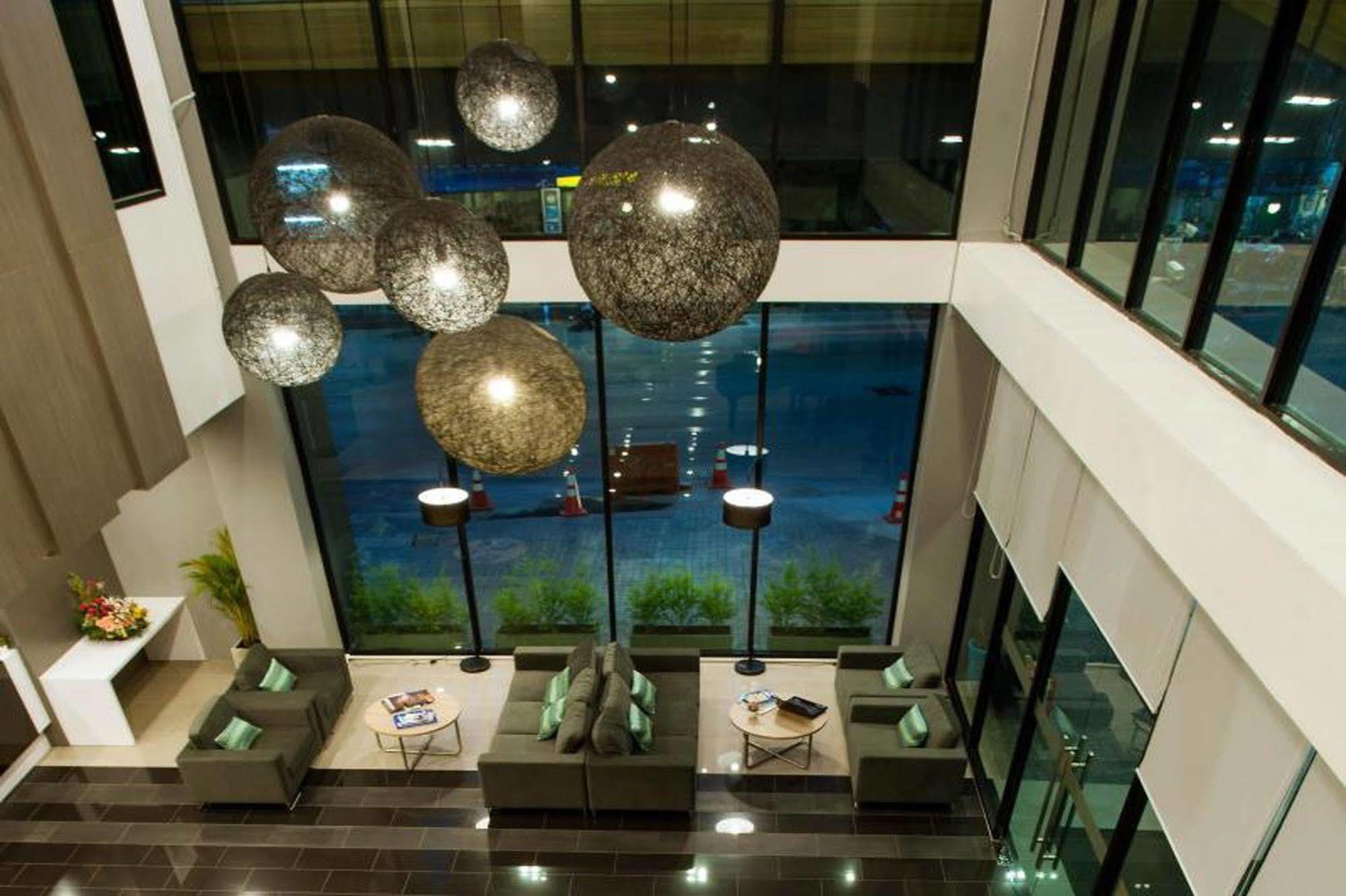 Leosor Hotel Накхонратчасима Экстерьер фото