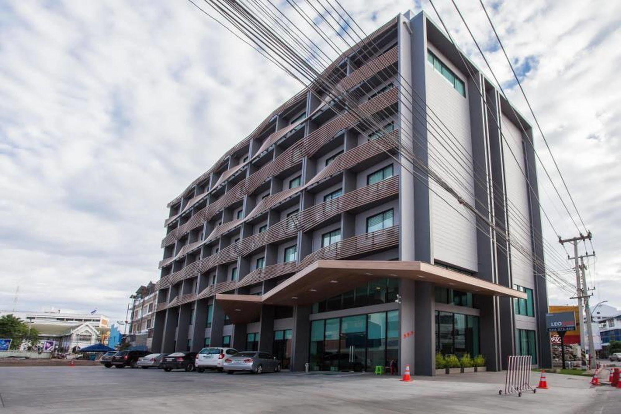Leosor Hotel Накхонратчасима Экстерьер фото